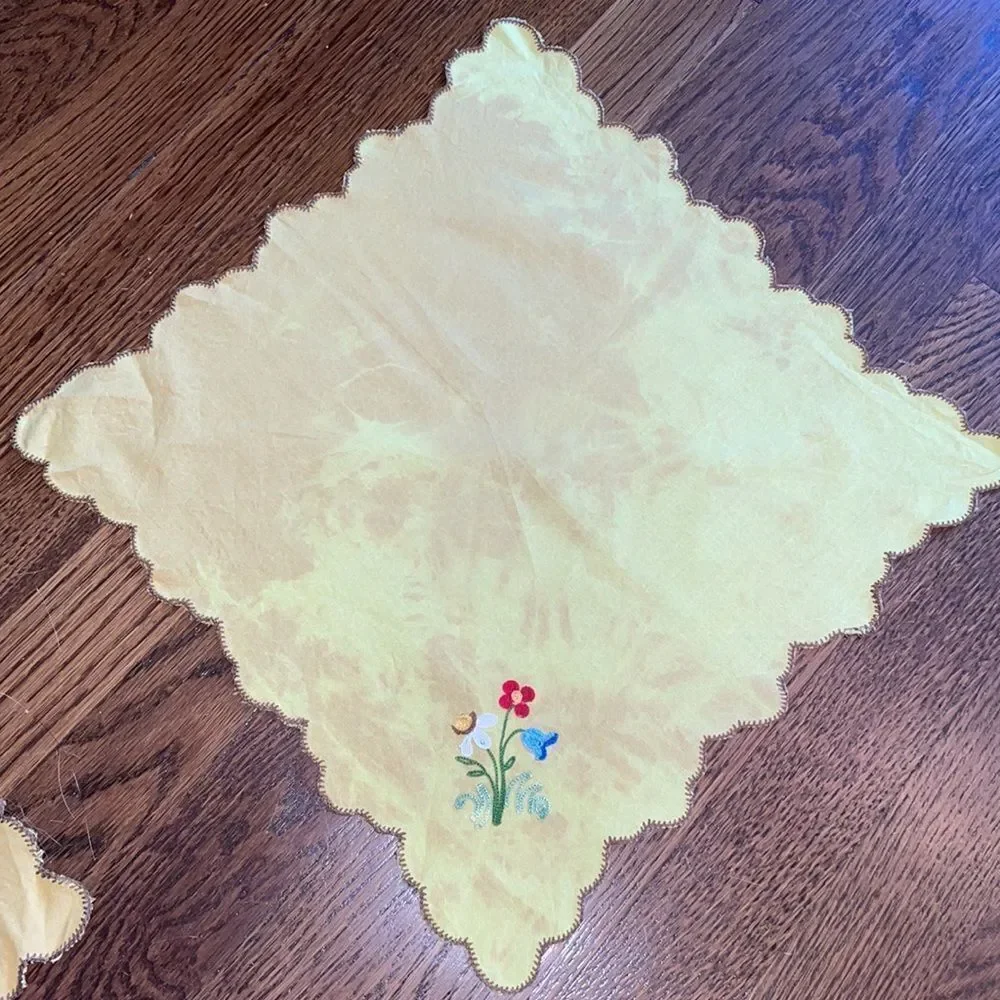 Vintage gold‎ floral embroidered small tablecloth with 4 napkins